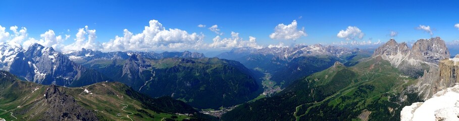 Fototapeta na wymiar Traumhafte Panorama Aussicht auf Südtiroler Gebirgslandschaft / Marmolada / Fassatal / Rosengarten / Langkofelgruppe
