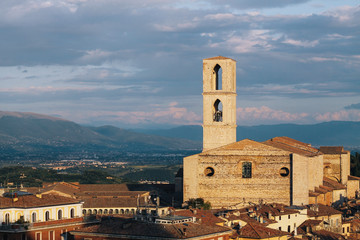 Tramonto su una piccola chiesa di Assisi