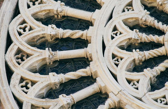 Dettaglio del rosone di una cattedrale di Assisi, Italia