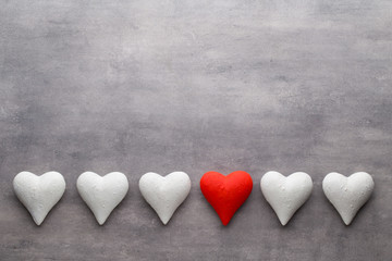 Obraz premium Red hearts on the gray background. Valentine Day background.
