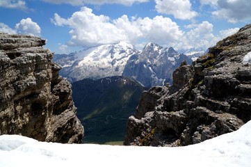 Herrliche Aussicht auf Marmolada und Winterlanschaft in Dolomiten / Südtirol / Sella