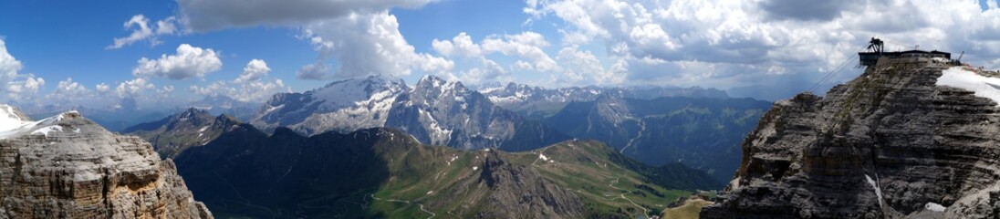 Fototapeta na wymiar Traumhafte Panorama Aussicht auf Südtiroler Bergwelt und Marmolada und Pordoi Seilbahn