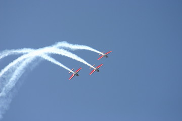 trois avions en démonstration