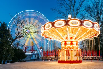 Papier Peint photo autocollant Parc dattractions Grande roue d& 39 attraction illuminée et manège de carrousel