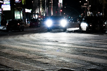 凍結路面を走る車 / 冬の北海道札幌市の都市風景