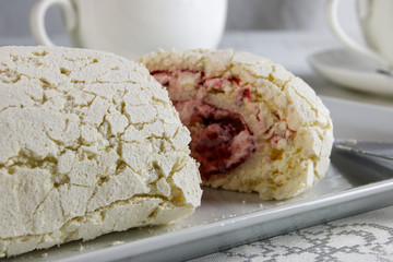 Himbeer-Baiserroulade