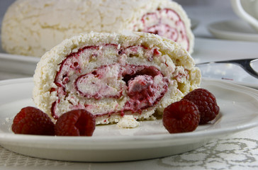 Himbeer-Baiserroulade