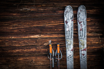Ski und Stecken angelehnt an Holzwand im Winter