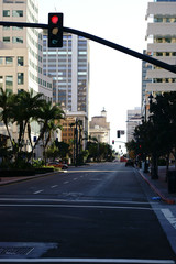 Innenstadt San Diego / Straßenverkehr in der Innenstadt von San Diego am NBC Hochhaus.