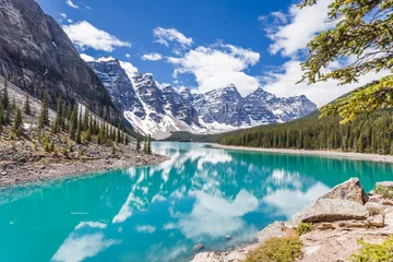 Photo sur Plexiglas Anti-reflet Denali Moraine lake in Banff National Park, Canadian Rockies, Canada. Sunny summer day with amazing blue sky. Majestic mountains in the background. Clear turquoise blue water.