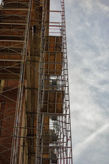 Obraz premium Scaffolding along side of brick building