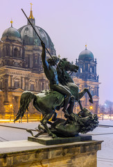 Berlin Mitte Lustgarten Winter Nacht Schnee verschneit historische Architektur Museum Museumsinsel Berliner Dom Berlin am morgen morgens morgenlicht winterstimmung wintermorgen winterlich schneefall © Maurice Tricatelle