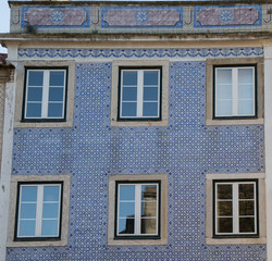 Hausfassade mit kleinen Balkone