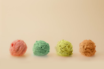 Palline di gelato multicolore su fondo colorato