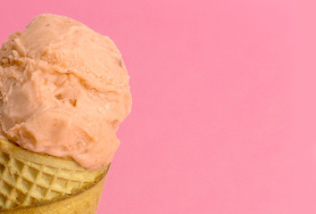 Cono con pallina di gelato su fondo colorato