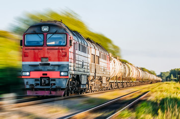 Obraz premium Pociąg towarowy w ruchu