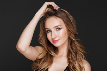 Obraz premium Pretty young woman standing over grey background