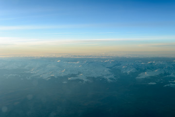 Fototapeta na wymiar Luftaufnahme auf die Alpen mit Schnee