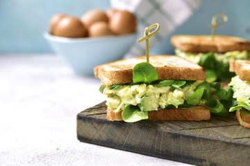 Sandwich with egg avocado salad.