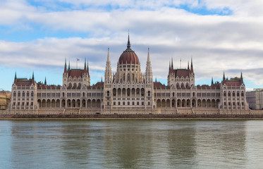 Fototapeta na wymiar Ungarisches Parlament Budapest bei Tag