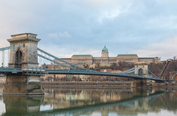 Kettenbrücke mit Burgpalast Ungarn Budapest bei Tag