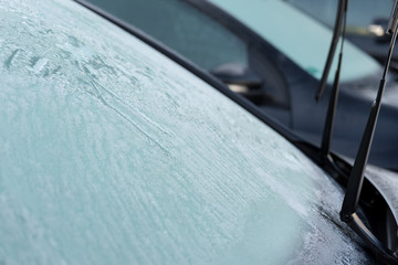 Winter / zugefrorene Frontscheibe an einem Auto