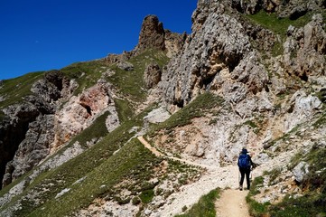 Fototapeta premium Wanderweg in der Berglandschaft Naturpark Schlern Rosengarten 