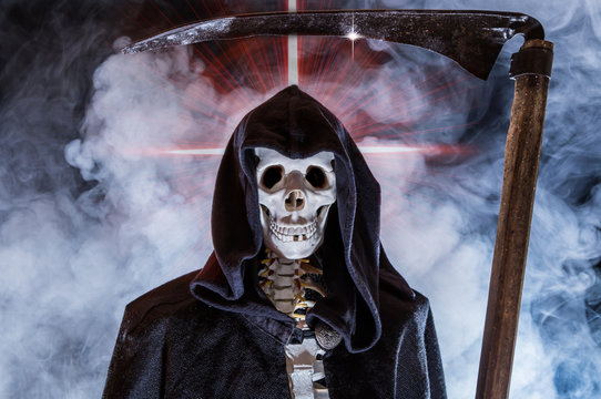 ein Skelett mit Umhang und Sense ist von Nebel eingeh&uuml;llt