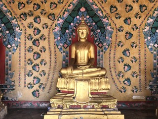 Figurka złotego buddy w tajskiej świątyni