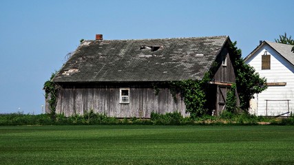 Fototapeta na wymiar Dilapidated Old Farmhouse