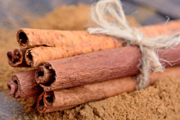 Cinnamon sticks and powder on table