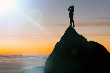 Person auf dem Berggipfel.