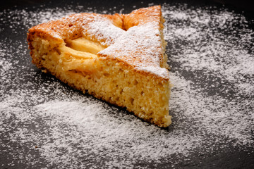 Apfelkuchen mit puderzucker