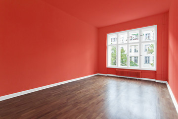 neue Wohnung, leeres Zimmer rot gestrichen