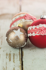 Obraz premium Three Christmas baubles on rustic wood