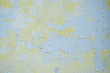 łuszcząca się farba na ścianie