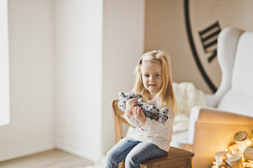 Studio portrait of the child at the window 7313.
