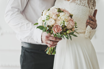 Man hugs a womans waist holding a bouquet of flowers 7398.