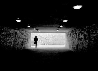 Melancholijny obraz samotnego człowieka - przejście podziemne