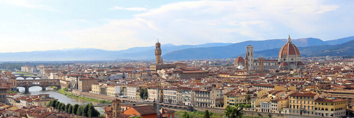 Fototapeta na wymiar fantastic wide view of Florence with Palazzo Vecchio and the Arn