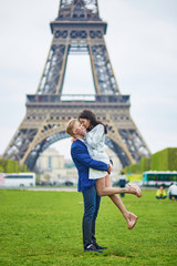 Fototapeta premium Romantic couple in Paris near the Eiffel tower