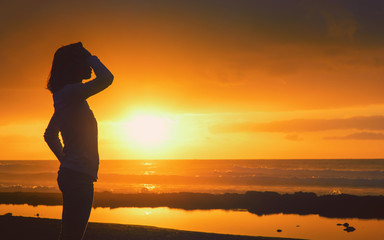 Frau genießt die Meeresluft im Sonnenuntergang