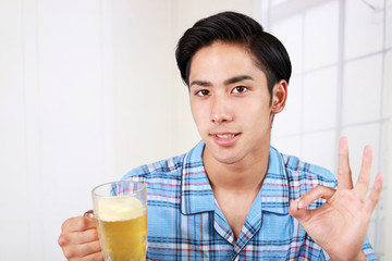 ビールを飲む笑顔の男性