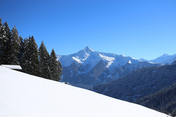 Winterlicher Landschaft bei Sonnenschein an einem steilen Hang