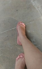 Pernas com sapatilhas rosa