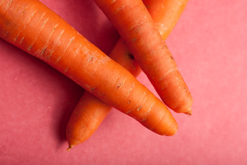 cenouras em fundo vermelho