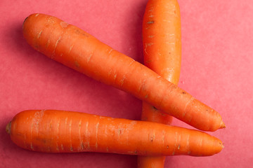 cenouras em fundo vermelho