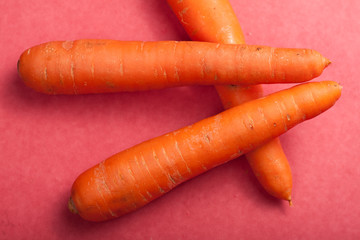 cenouras em fundo vermelho