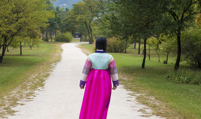 Fototapeta premium Beautiful girl in Hanbok at Gyeongbokgung, the traditional Korean dress