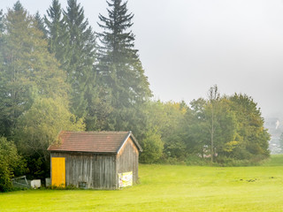 Obraz premium Morining green grass field in Oberammergau